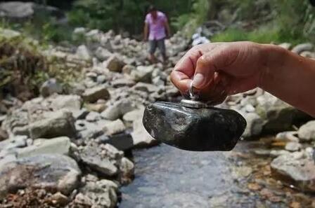 温州上百人用磁铁寻宝 幻想着捡到“黑金石”一夜暴富
